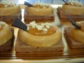Cremoso de crema de leche sobre bizcocho